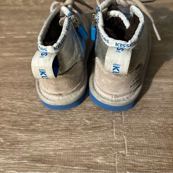 UGG Kisses Kids Silver Boots Sz 9 Pre-Owned - Picture 4 of 6